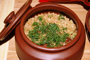 Перловка с мясом и грибами в горшочке